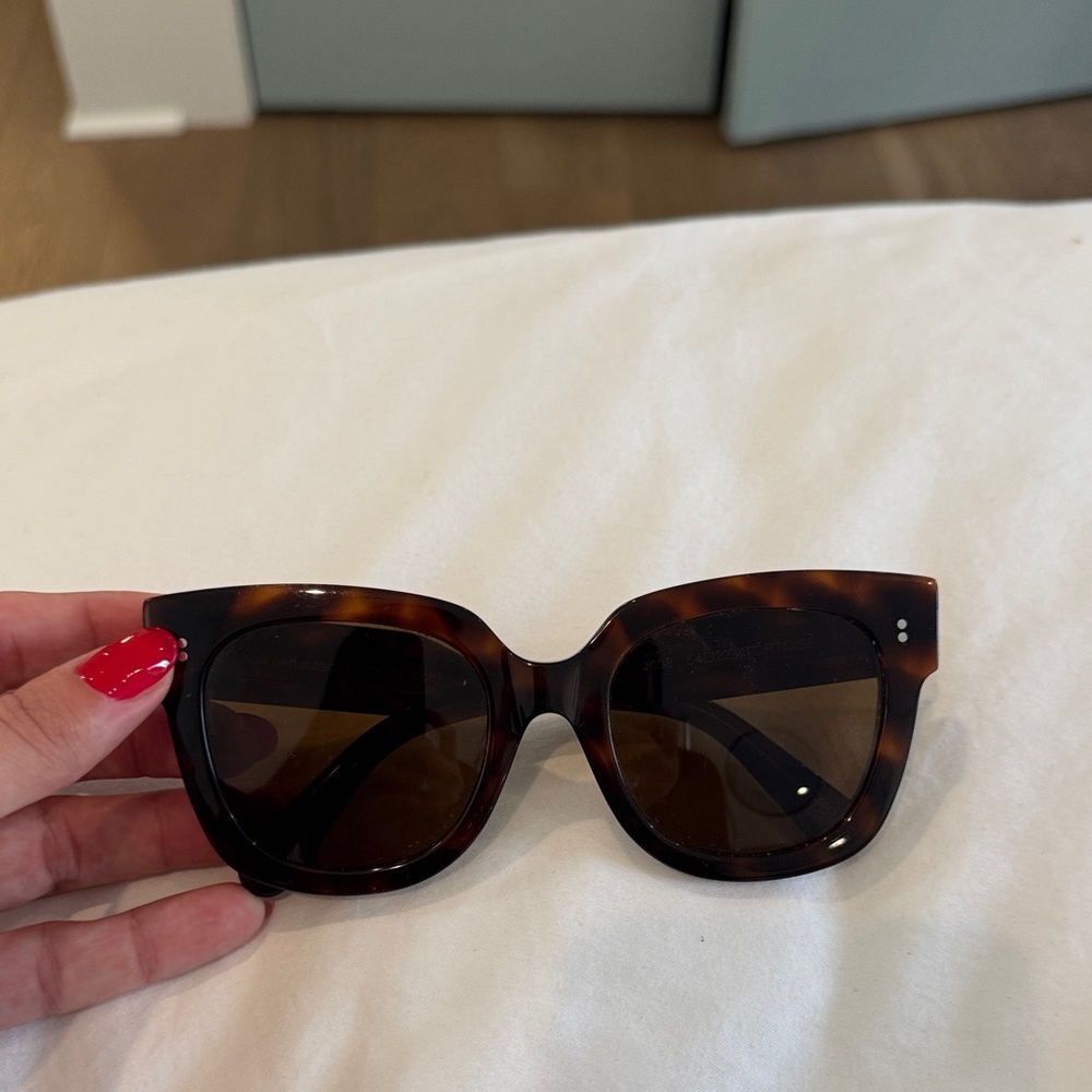 Elegant Tortoise Shell Sunglasses